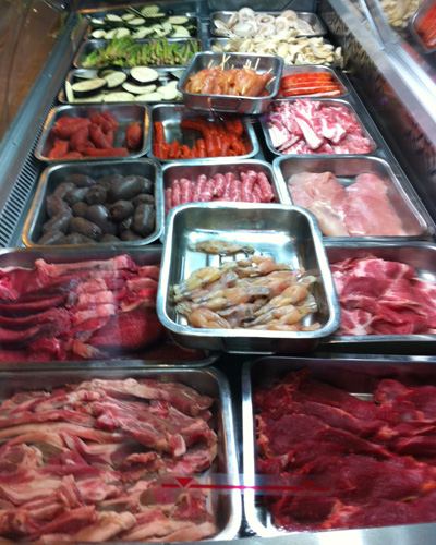 Expositor de carnes y verduras para la brasa