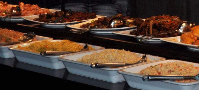 Bandejas de arroz frito y platos chinos en el buffet