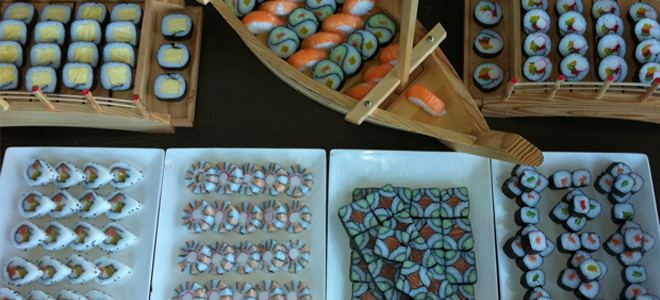 Barcos y bandejas de sushi, makis y rolls