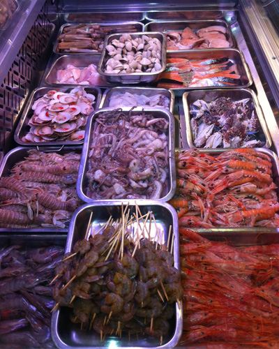 Expositor de marisco: gambas, cigalas, almejas y navajas