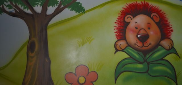 Mural infantil pintado en la pared del parque