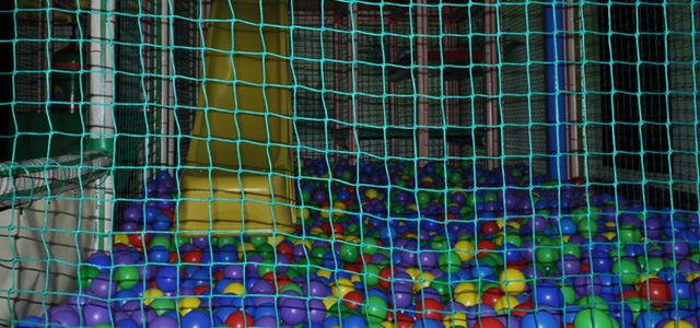 Piscina de bolas de colores al pie del tobogán