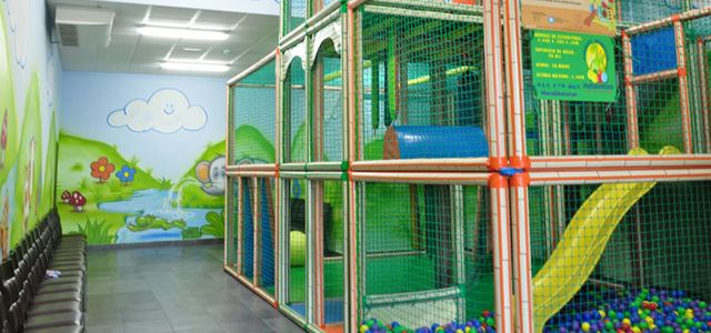 Parque infantil de Casa Jardín con estructura de varias plantas, tobogán y piscina de bolas