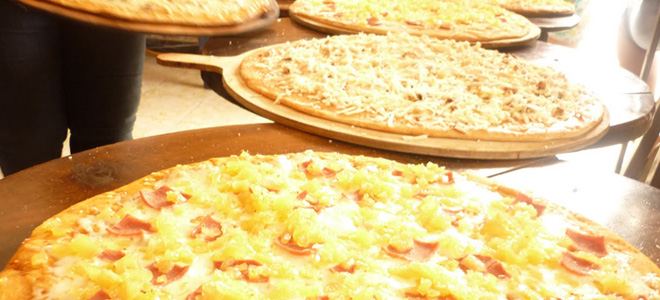 Pizzas artesanas recién salidas del horno
